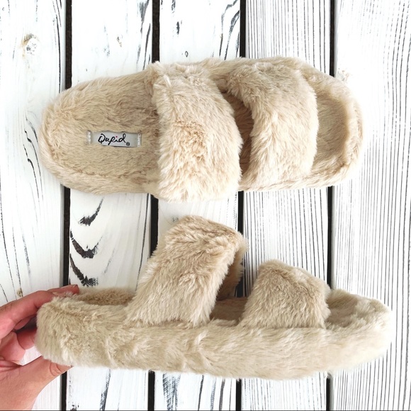 Fuzzy Slippers - Oatmeal - Picture 2 of 5